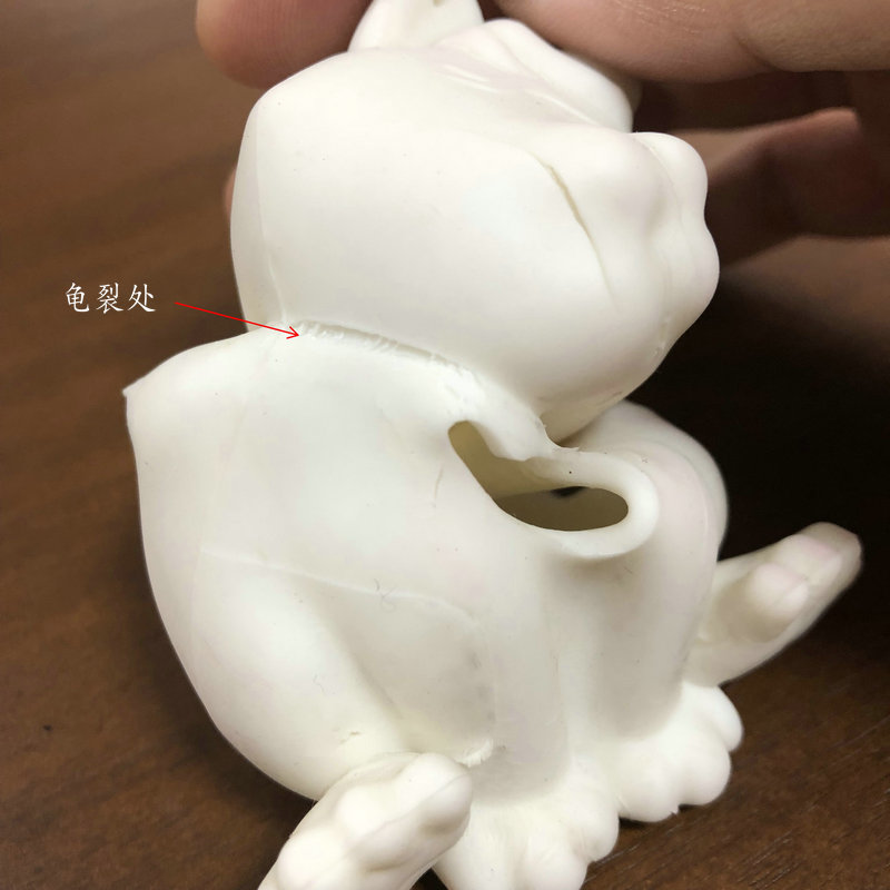 找出TPR软胶玩具表面出现龟裂现象的原因。