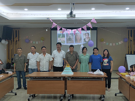 为推进国丰橡塑企业文化建设，10月职工生日会。