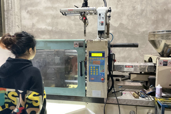 TPR橡皮擦注塑成型现场
