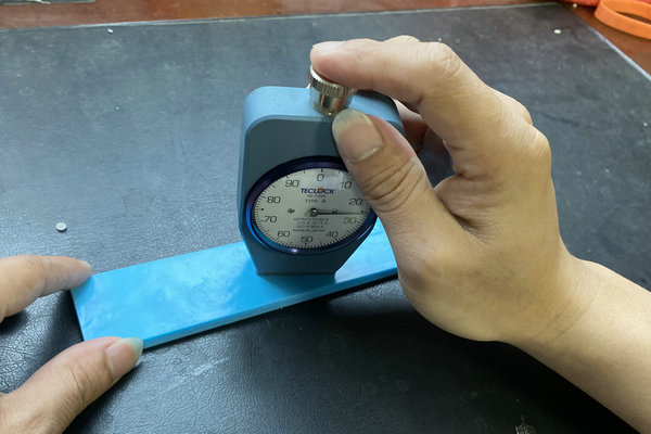 TPE热塑性弹性体硬度测试现场